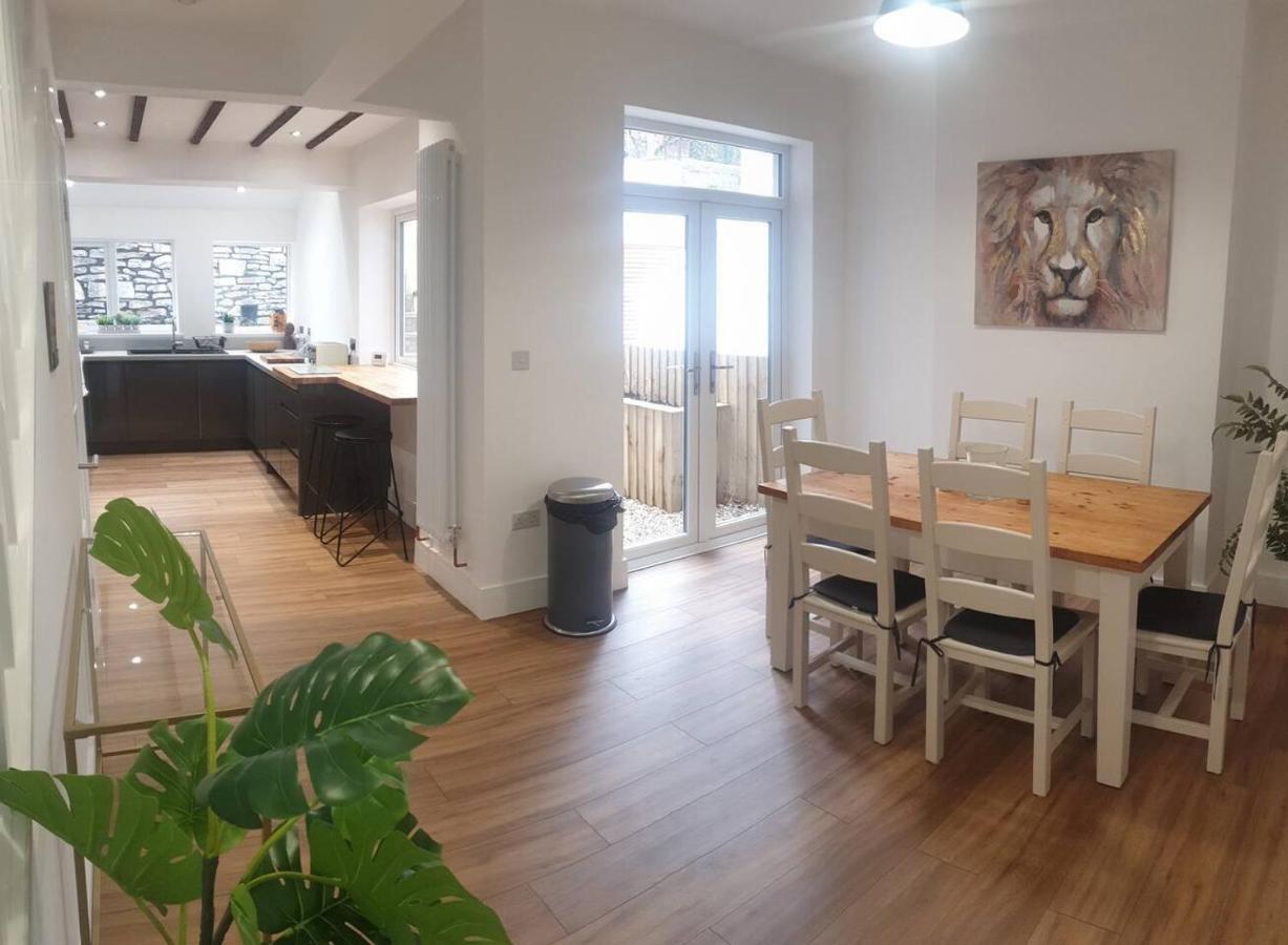 Modern 4-Bedroom Townhouse With Private Garden Abertillery Buitenkant foto