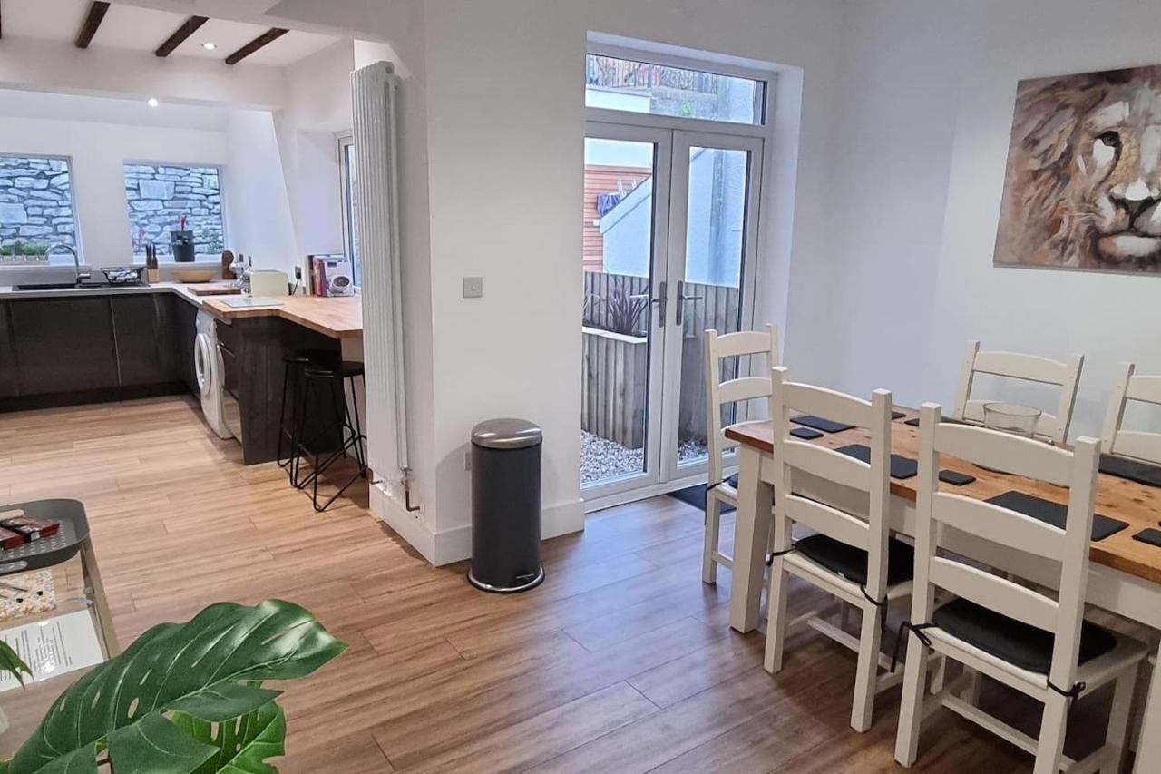 Modern 4-Bedroom Townhouse With Private Garden Abertillery Buitenkant foto