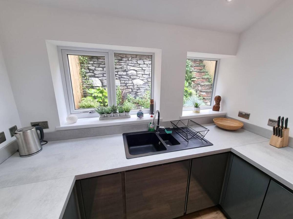 Modern 4-Bedroom Townhouse With Private Garden Abertillery Buitenkant foto