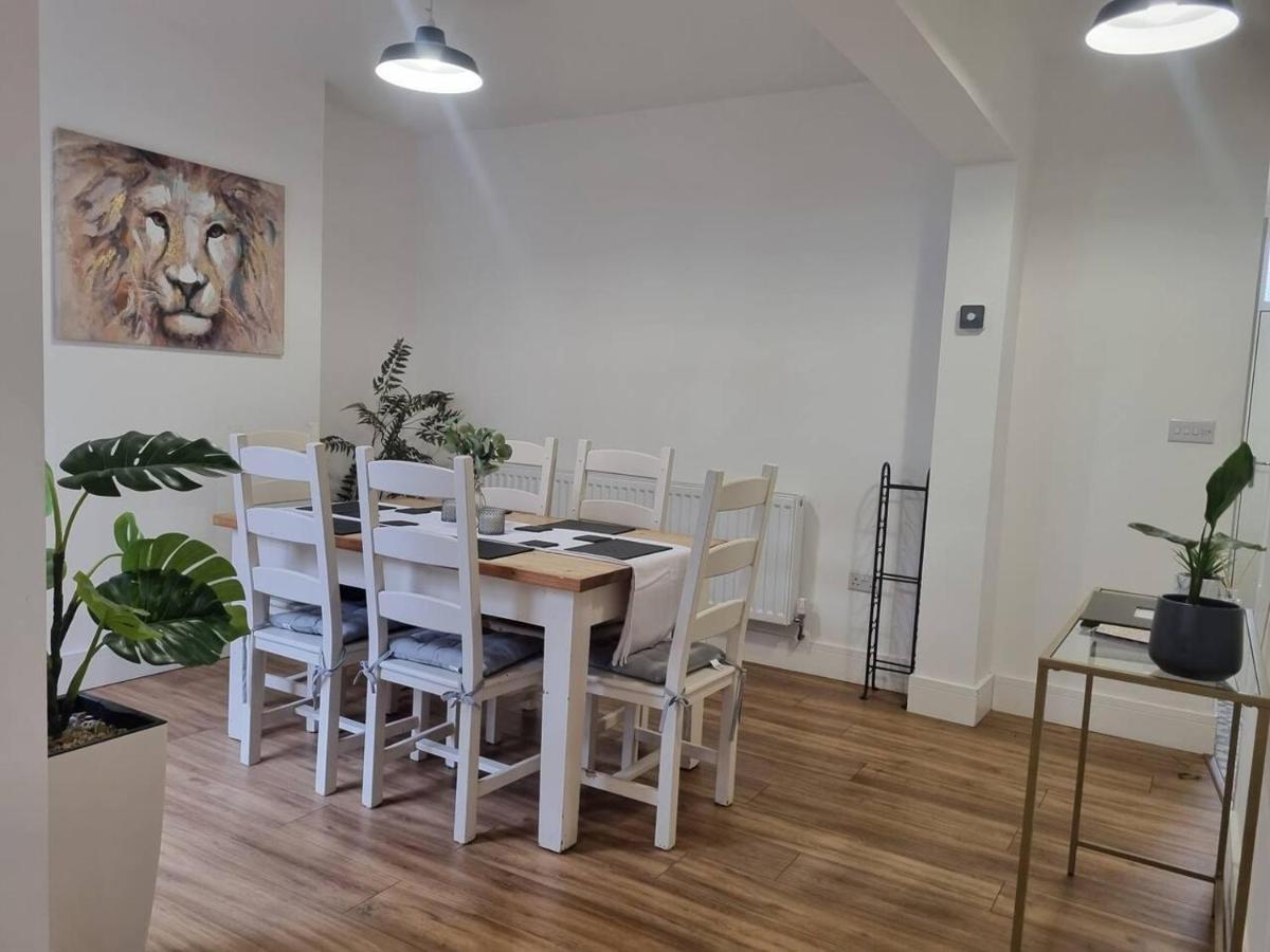 Modern 4-Bedroom Townhouse With Private Garden Abertillery Buitenkant foto