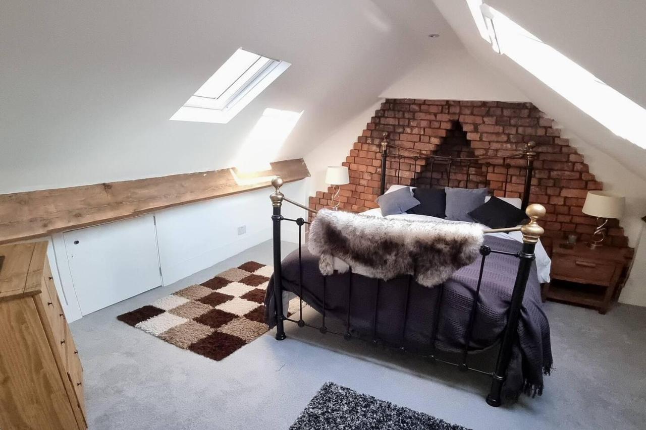 Modern 4-Bedroom Townhouse With Private Garden Abertillery Buitenkant foto
