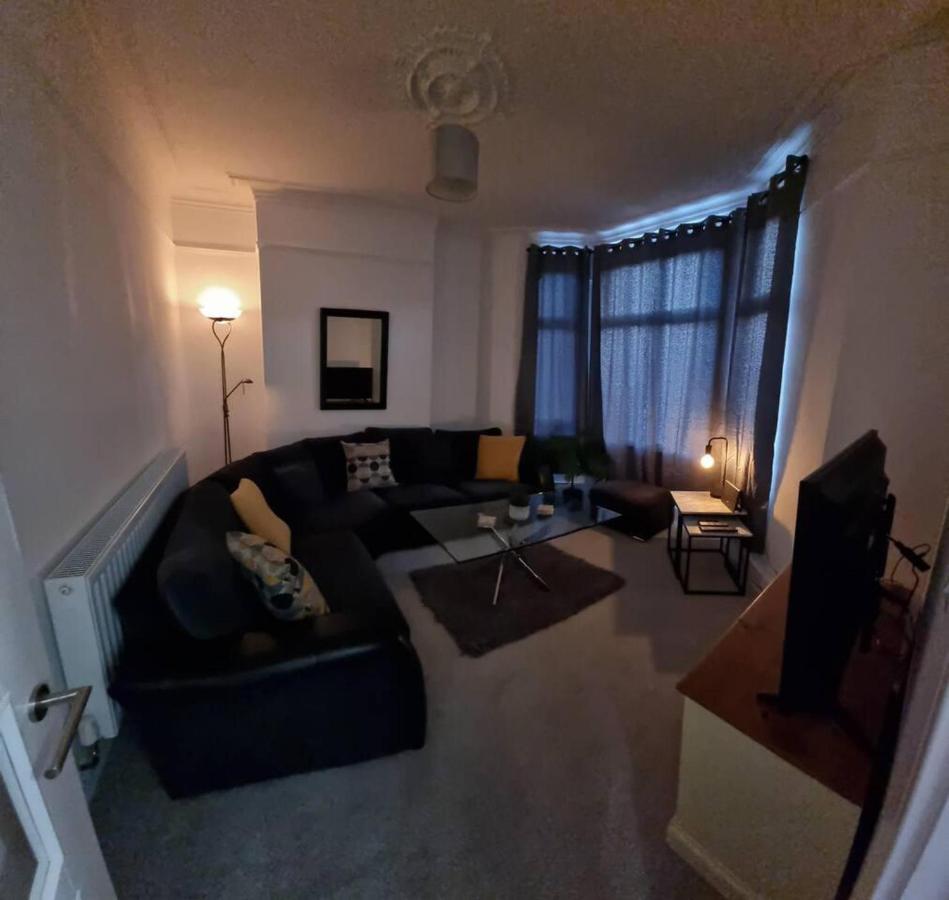 Modern 4-Bedroom Townhouse With Private Garden Abertillery Buitenkant foto